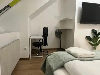 TV/Unterhaltungsangebot in der Unterkunft Lovely 3BR Apartment with Balcony near Rennweg station