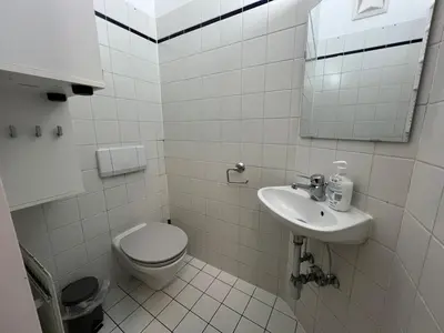 Ein Badezimmer in der Unterkunft Lovely 3BR Apartment with Balcony near Rennweg station