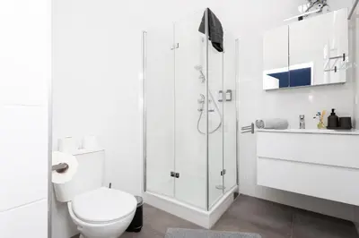 Ein Badezimmer in der Unterkunft Family Apartment with elevated King-Size Loft Bed l Walk to City Centre