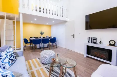 TV/Unterhaltungsangebot in der Unterkunft Family Apartment with elevated King-Size Loft Bed l Walk to City Centre