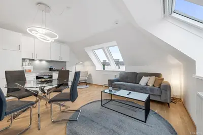 Ein Sitzbereich in der Unterkunft Nüll Residences 38 - Modern Attic Flat with AC