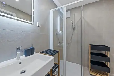 Ein Badezimmer in der Unterkunft Nüll Residences 37 - Bright Attic Apartment with AC
