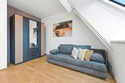 Ein Sitzbereich in der Unterkunft Nüll Residences 37 - Bright Attic Apartment with AC