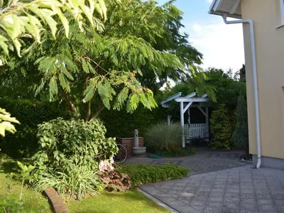 Ein Garten an der Unterkunft Apartment Florian 1 in Bezirk 21-Floridsdorf by Interhome