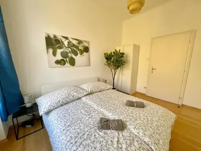 Ein Bett oder Betten in einem Zimmer der Unterkunft 110m2 Central Apartment with Balcony & Free Parking