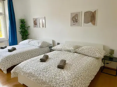 Ein Bett oder Betten in einem Zimmer der Unterkunft 110m2 Central Apartment with Balcony & Free Parking