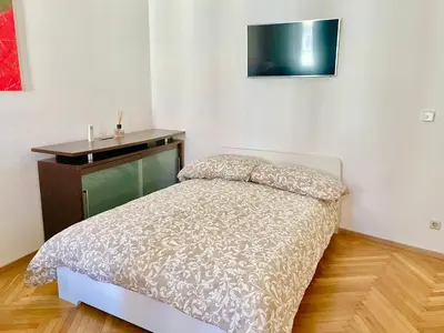 Ein Bett oder Betten in einem Zimmer der Unterkunft Premium Apartment with Shared Balcony & Free Parking