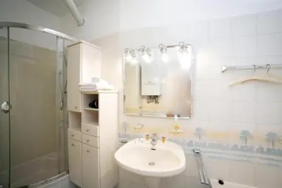 Ein Badezimmer in der Unterkunft Premium Apartment with Shared Balcony & Free Parking
