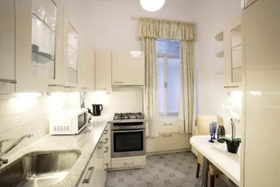 Küche/Küchenzeile in der Unterkunft Premium Apartment with Shared Balcony & Free Parking