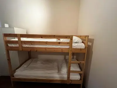 Ein Etagenbett oder Etagenbetten in einem Zimmer der Unterkunft Bright Viennese apartment for 5 guests I Top location