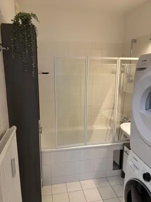 Ein Badezimmer in der Unterkunft Cozy 2-Room Private Apartment near U1 subway