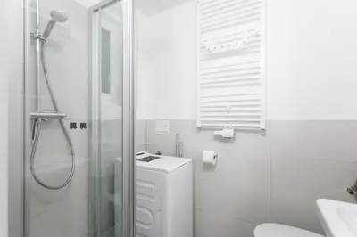 Ein Badezimmer in der Unterkunft #CityHideaway #LiveLikeALocal Apartments in the 10th district