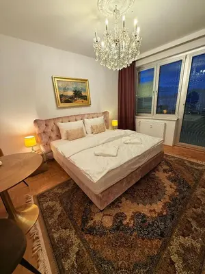 Ein Bett oder Betten in einem Zimmer der Unterkunft Grand Heart of Vienna City View Residence