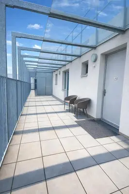 Ein Balkon oder eine Terrasse in der Unterkunft Luxury Two Bedroom Penthouse Apartment with BIG Terrace and City View