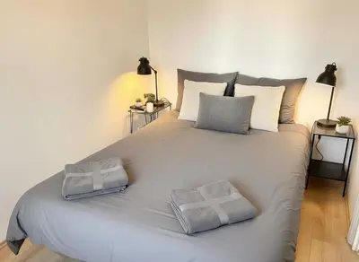 Ein Bett oder Betten in einem Zimmer der Unterkunft 2 Room Spacious & Modern Industrial Loft at Westbahnhof - next to Metro - Smart Beamer, Netflix & Long Stay friendly