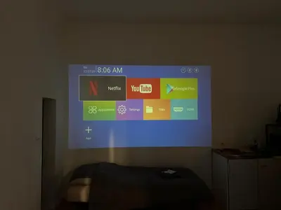 TV/Unterhaltungsangebot in der Unterkunft 2 Room Spacious & Modern Industrial Loft at Westbahnhof - next to Metro - Smart Beamer, Netflix & Long Stay friendly