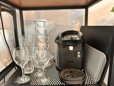 Kaffee-/Teezubehör in der Unterkunft 2 Room Spacious & Modern Industrial Loft at Westbahnhof - next to Metro - Smart Beamer, Netflix & Long Stay friendly