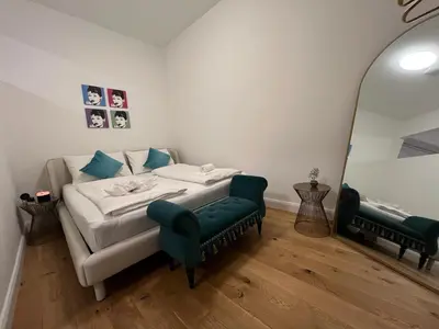 Ein Bett oder Betten in einem Zimmer der Unterkunft Elegante Stadtwohnung im Tiffany-Stil - Yoga & Matcha