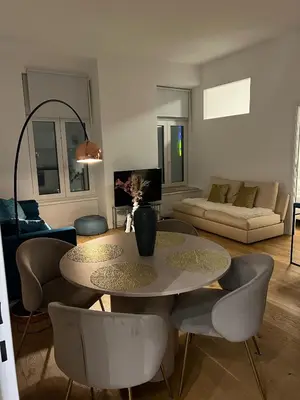 Ein Sitzbereich in der Unterkunft Elegante Stadtwohnung im Tiffany-Stil - Yoga & Matcha