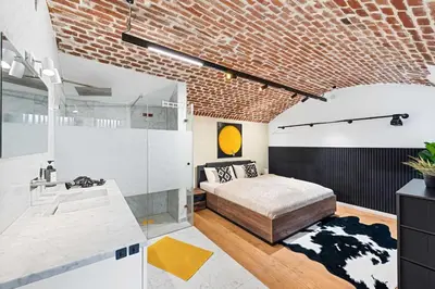 Ein Bett oder Betten in einem Zimmer der Unterkunft Industrialist - Design Suite in Central Vienna