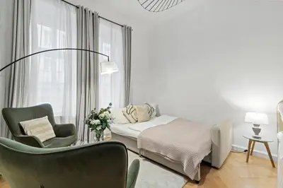 Ein Bett oder Betten in einem Zimmer der Unterkunft 2 Minutes from the U1 - long-stay comfort for expats