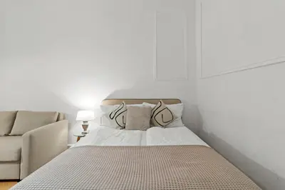 Ein Bett oder Betten in einem Zimmer der Unterkunft 2 Minutes from the U1 - long-stay comfort for expats