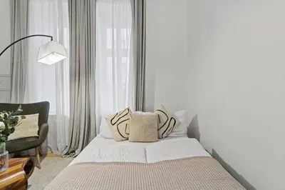 Ein Bett oder Betten in einem Zimmer der Unterkunft 2 Minutes from the U1 - long-stay comfort for expats