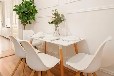 Ein Sitzbereich in der Unterkunft 2 Minutes from the U1 - long-stay comfort for expats