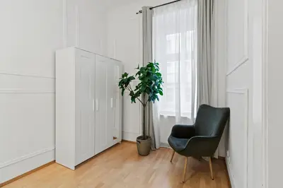 Grundriss der Unterkunft 2 Minutes from the U1 - long-stay comfort for expats