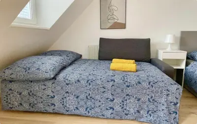 Ein Bett oder Betten in einem Zimmer der Unterkunft Rooftop Central Apartment with Balcony & Free Parking