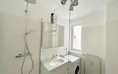 Ein Badezimmer in der Unterkunft Rooftop Central Apartment with Balcony & Free Parking