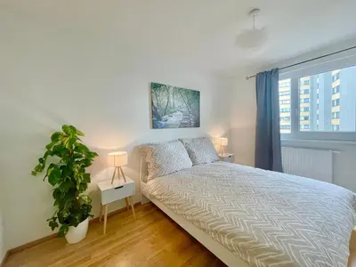 Ein Bett oder Betten in einem Zimmer der Unterkunft 55 m2 Stylish Apartment with Balcony & Free Parking