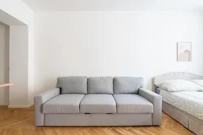Ein Sitzbereich in der Unterkunft Modern Long-Term Apartment with Balcony