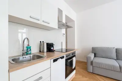 Küche/Küchenzeile in der Unterkunft Modern Long-Term Apartment with Balcony