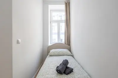 Ein Bett oder Betten in einem Zimmer der Unterkunft Modern Long-Term Apartment with Balcony