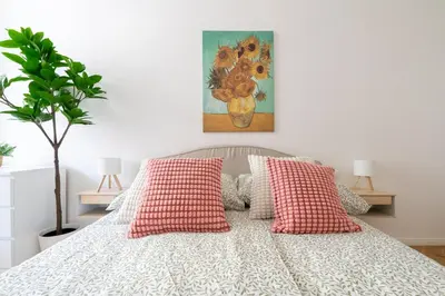 Ein Bett oder Betten in einem Zimmer der Unterkunft Modern Long-Term Apartment with Balcony