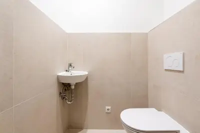 Ein Badezimmer in der Unterkunft Modern Long-Term Apartment with Balcony
