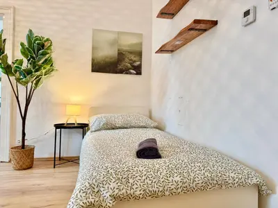 Ein Bett oder Betten in einem Zimmer der Unterkunft 105 m2 Renovated Apartment Near Metro