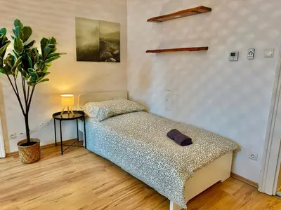 Ein Bett oder Betten in einem Zimmer der Unterkunft 105 m2 Renovated Apartment Near Metro