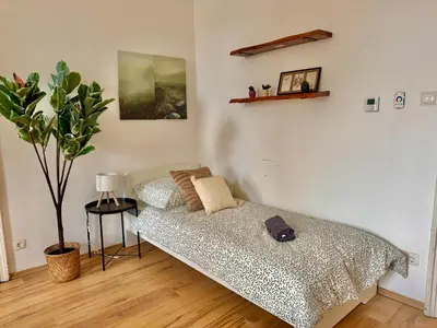 Ein Bett oder Betten in einem Zimmer der Unterkunft 105 m2 Renovated Apartment Near Metro
