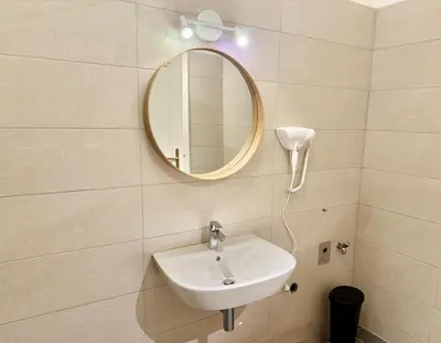 Ein Badezimmer in der Unterkunft 105 m2 Renovated Apartment Near Metro