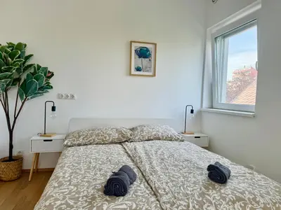 Ein Bett oder Betten in einem Zimmer der Unterkunft 145 m2 4-Bedroom Apartment with Balcony & Free Parking
