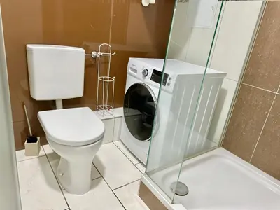 Ein Badezimmer in der Unterkunft 145 m2 4-Bedroom Apartment with Balcony & Free Parking