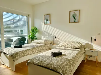 Ein Bett oder Betten in einem Zimmer der Unterkunft 145 m2 4-Bedroom Apartment with Balcony & Free Parking