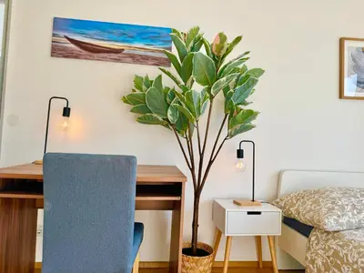 Ein Sitzbereich in der Unterkunft 145 m2 4-Bedroom Apartment with Balcony & Free Parking
