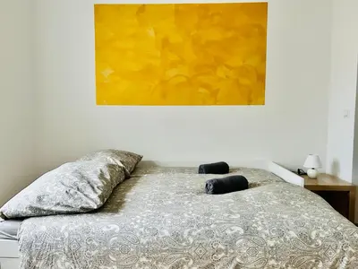 Ein Bett oder Betten in einem Zimmer der Unterkunft Cosy Long-Term Apartment with Free Parking