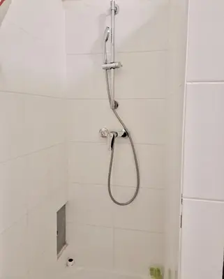 Ein Badezimmer in der Unterkunft Cosy Long-Term Apartment with Free Parking