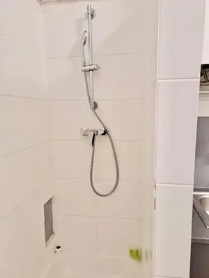 Ein Badezimmer in der Unterkunft Cosy Long-Term Apartment with Free Parking