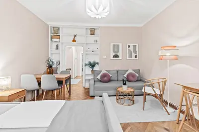 Ein Sitzbereich in der Unterkunft Near Mariahilfer Straße - 3 minutes to U3 metro - Monthly Stays