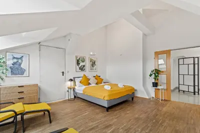 Ein Bett oder Betten in einem Zimmer der Unterkunft Long Term Rental - 1BR Near Stadthalle
